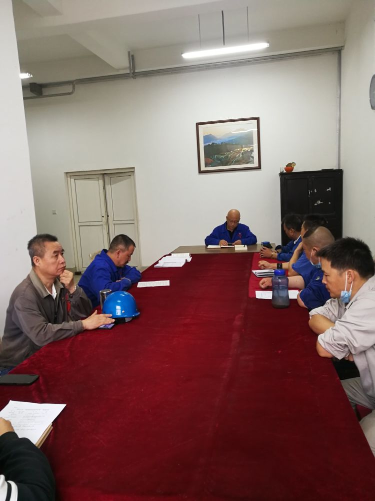 機(jī)加裝配黨支部召開(kāi)全體黨員大會(huì)，組織主題教育學(xué)習(xí)。