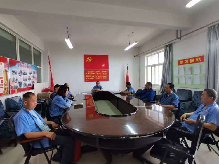 運(yùn)輸采供黨支部召開(kāi)黨員大會(huì)，組織主題教育集中學(xué)習(xí)。